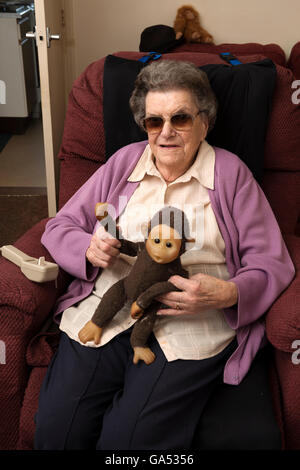 94-ans femme souffrant avec les premiers stades de la démence, Banque D'Images