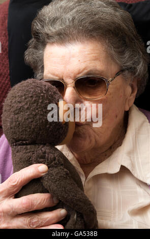 94-ans femme souffrant avec les premiers stades de la démence, Banque D'Images