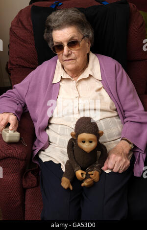 94-ans femme souffrant avec les premiers stades de la démence, Banque D'Images