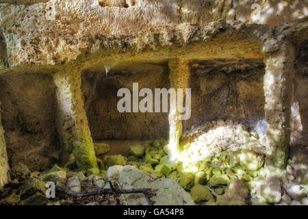 Chambre Troglodyte avec cellules dans Noto Noto Antica (ancien). Sicile, Italie Banque D'Images