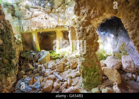 Chambre Troglodyte avec cellules dans Noto Noto Antica (ancien). Sicile, Italie Banque D'Images