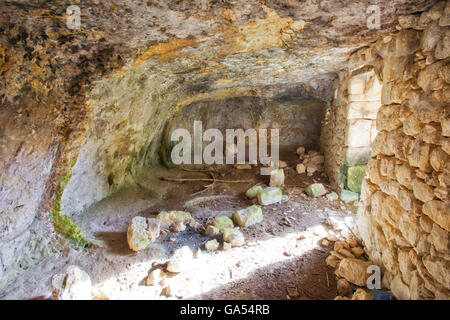 Chambre Troglodyte avec cellules dans Noto Noto Antica (ancien). Sicile, Italie Banque D'Images