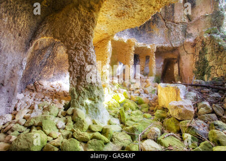 Chambre Troglodyte avec cellules dans Noto Noto Antica (ancien). Sicile, Italie Banque D'Images