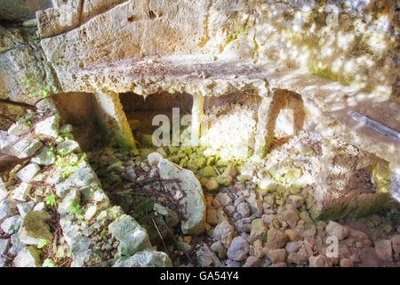 Chambre Troglodyte avec cellules dans Noto Noto Antica (ancien). Sicile, Italie Banque D'Images