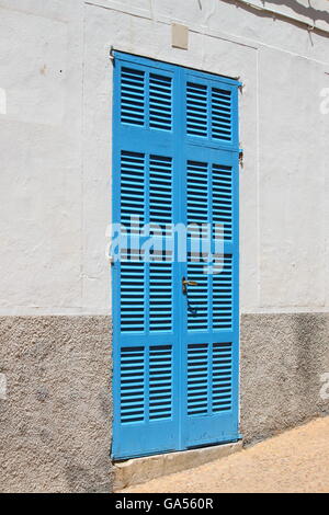 Maison de style italien avec des volets d'entrée Banque D'Images