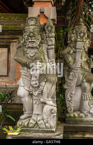 Démon traditionnel statue garde gravé dans la pierre à Bali. Banque D'Images