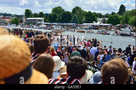 Henley on Thames, Royaume-Uni. 2 juillet, 2016. La foule encourager leurs équipes qu'ils s'approchent de la ligne d'arrivée en face de l'enceinte Stewards lors de la 2e demi-finale de la journée dans la coupe Grand Challenge avec les résultats finaux - Hollandia battre New York AC et RC de la Californie . Crédit : Gary Blake/Alamy Live News Banque D'Images