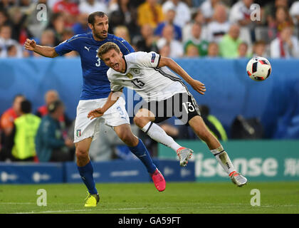 Bordeaux, France. 07 juillet, 2016. L'Allemagne Thomas Mueller (R) et de l'Italie Giorgio Chiellini rivalisent pour la balle pendant l'UEFA EURO 2016 football match de quart de finale entre l'Allemagne et l'Italie au stade de Bordeaux à Bordeaux, France, 02 juillet 2016. Photo : Federico Gambarini/dpa/Alamy Live News Banque D'Images