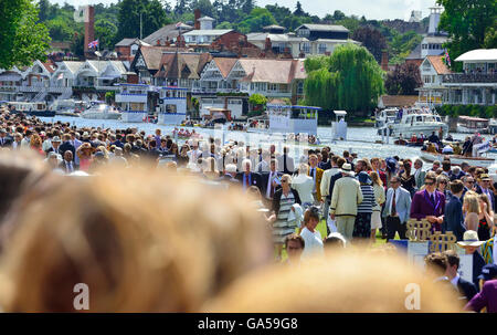 Henley on Thames, Royaume-Uni. 2 juillet, 2016. La foule encourager leurs équipes qu'ils s'approchent de la ligne d'arrivée en face de l'enceinte Stewards lors de la 2e demi-finale de la journée dans la coupe Grand Challenge avec les résultats finaux - Hollandia battre New York AC et RC de la Californie . Crédit : Gary Blake/Alamy Live News Banque D'Images