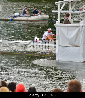 Henley on Thames, Royaume-Uni. 2 juillet, 2016. Mahe Drysdale mène à la façon 1 1/8 mile post puis sur gagner le Diamond Sculls Challenge en demi-finales d'aujourd'hui le défi Diamond Sculls (M1xvA.M.O. Drysdale (Extrémité Ouest Rowing Club, Nouvelle Zélande), Nouvelle-Zélande battre T.O. Naske (Rudergesellschaft 'Hansa' Hambourg, Allemagne), l'Allemagne verdict 2 1/2 longueurs, Copyright Gary Blake/Alamy Vivre Crédit : Gary Blake/Alamy Live News Banque D'Images