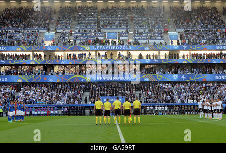 Bordeaux, France. 07 juillet, 2016. Les équipes d'Italie (L) et de l'Allemagne rend hommage aux victimes de l'attaque terroriste à Dhaka, Bangladesh, avant de l'UEFA EURO 2016 football match de quart de finale entre l'Allemagne et l'Italie au stade de Bordeaux à Bordeaux, France, 02 juillet 2016. Photo : Federico Gambarini/dpa/Alamy Live News Banque D'Images