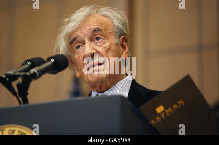 Washington, District de Columbia, Etats-Unis. 22 avr, 2012. Elie Wiesel introduit le président des États-Unis Barack Obama à l'US Holocaust Memorial Museum à Washington DC le 23 avril 2012.Crédit : Dennis Brack/Piscine via CNP © Dennis Brack/CNP/ZUMA/Alamy Fil Live News Banque D'Images