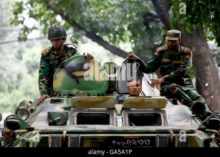 Dhaka, Bangladesh. 2 juillet, 2016. Après l'opération de sauvetage des soldats de l'Armée de revenir à partir de la boulangerie artisanale Holey. Six hommes armés ont été tués par balle lors d'une intervention pour mettre fin à une situation d'otages par des commandos militaires, alors que les hommes armés ont tué deux policiers plus tôt et de 13 otages ont été secourus. Credit : K M Asad/ZUMA/Alamy Fil Live News Banque D'Images