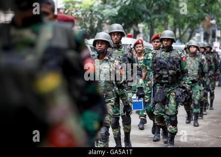 Dhaka, Bangladesh. 2 juillet, 2016. Après l'opération de sauvetage des soldats de l'Armée de revenir à partir de la boulangerie artisanale Holey. Six hommes armés ont été tués par balle lors d'une intervention pour mettre fin à une situation d'otages par des commandos militaires, alors que les hommes armés ont tué deux policiers plus tôt et de 13 otages ont été secourus. Credit : K M Asad/ZUMA/Alamy Fil Live News Banque D'Images