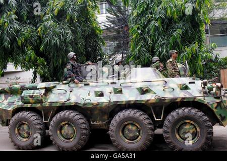 Dhaka, Bangladesh. 2 juillet, 2016. Après l'opération de sauvetage des soldats de l'Armée de revenir à partir de la boulangerie artisanale Holey. Six hommes armés ont été tués par balle lors d'une intervention pour mettre fin à une situation d'otages par des commandos militaires, alors que les hommes armés ont tué deux policiers plus tôt et de 13 otages ont été secourus. Credit : K M Asad/ZUMA/Alamy Fil Live News Banque D'Images