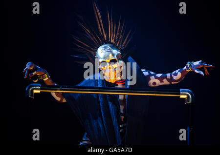 Glynde, East Sussex, 2e juillet 2016. Grace Jones effectue en direct sur les principales étapes de l'air ouvert sur la première journée complète de Love Supreme Jazz Festival, à Glynde Place. Le titre est un spectacle exclusif au Royaume-Uni. Credit : Francesca Moore/Alamy Live News Banque D'Images