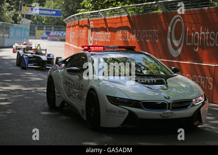 Londres, Royaume-Uni. 2 juillet, 2016. La BMW i8 voiture de sécurité à la ronde 9 2016 FIA Formula E London ePRIX, Battersea Park, Londres, Royaume-Uni, le 2 juillet 2016 Crédit : Simon Balson/Alamy Live News Banque D'Images