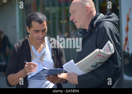 Manchester, UK. 07 juillet, 2016. Une personne qui a signé la pétition pour combattre l'Impérialisme Américain Racism-Fight condem l' "Loi sur l'Immigration 2016 le 2 juillet, 2016, à Manchester, en Angleterre. La Loi sur l'Immigration de 2016 est une loi qui a été présenté par le gouvernement conservateur de 2015-2020. Fight-Racism Fight-Imperialism sont un parti politique communiste et révolutionnaire. Credit : Jonathan Nicholson/Alamy Live News Banque D'Images