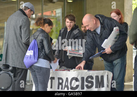 Manchester, UK. 07 juillet, 2016. Une personne qui a signé la pétition pour combattre l'Impérialisme Américain Racism-Fight condem l' "Loi sur l'Immigration 2016 le 2 juillet, 2016, à Manchester, en Angleterre. La Loi sur l'Immigration de 2016 est une loi qui a été présenté par le gouvernement conservateur de 2015-2020. Fight-Racism Fight-Imperialism sont un parti politique communiste et révolutionnaire. Credit : Jonathan Nicholson/Alamy Live News Banque D'Images