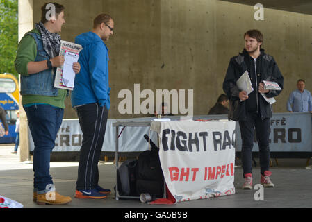 Manchester, UK. 07 juillet, 2016. Les membres de la lutte contre l'Impérialisme Américain Racism-Fight parti politique participant à une petite marche de protestation pour dénoncer le "racisme" Loi sur l'Immigration 2016 le 2 juillet, 2016, à Manchester, en Angleterre. La Loi sur l'Immigration de 2016 est une loi qui a été présenté par le gouvernement conservateur de 2015-2020. Le Fight-Racism Fight-Imperialism sont un parti politique communiste et révolutionnaire. Credit : Jonathan Nicholson/Alamy Live News Banque D'Images