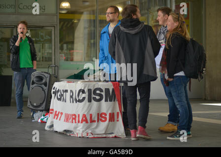 Manchester, UK. 07 juillet, 2016. Les membres de la lutte contre l'Impérialisme Américain Racism-Fight parti politique participant à une petite marche de protestation pour dénoncer le "racisme" Loi sur l'Immigration 2016 le 2 juillet, 2016, à Manchester, en Angleterre. La Loi sur l'Immigration de 2016 est une loi qui a été présenté par le gouvernement conservateur de 2015-2020. Le Fight-Racism Fight-Imperialism sont un parti politique communiste et révolutionnaire. Credit : Jonathan Nicholson/Alamy Live News Banque D'Images