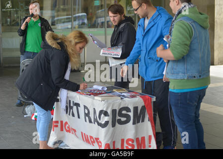 Manchester, UK. 07 juillet, 2016. Une personne qui a signé la pétition pour lutter contre l'Impérialisme Américain Racism-Fight condamner l' "Loi sur l'Immigration 2016 le 2 juillet, 2016, à Manchester, en Angleterre. La Loi sur l'Immigration de 2016 est une loi qui a été présenté par le gouvernement conservateur de 2015-2020. Fight-Racism Fight-Imperialism sont un parti politique communiste et révolutionnaire. Credit : Jonathan Nicholson/Alamy Live News Banque D'Images