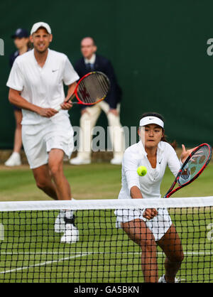 Londres, Grande-Bretagne. 2 juillet, 2016. Andreas Siljestrom de Suède et Wang Yafan (R) de la Chine au cours de la compétition premier tour des doubles mixtes contre partenaires britanniques Dominic Inglot et Laura Robson au tennis de Wimbledon à Londres, la Grande-Bretagne, le 2 juillet 2016. Andreas Siljestrom et Wang Yafan perd le match 0-2. Credit : Tang Shi/Xinhua/Alamy Live News Banque D'Images