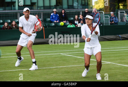 Londres, Grande-Bretagne. 2 juillet, 2016. Andreas Siljestrom de Suède et Wang Yafan (R) de la Chine au cours de la compétition premier tour des doubles mixtes contre partenaires britanniques Dominic Inglot et Laura Robson au tennis de Wimbledon à Londres, la Grande-Bretagne, le 2 juillet 2016. Andreas Siljestrom et Wang Yafan perd le match 0-2. Credit : Tang Shi/Xinhua/Alamy Live News Banque D'Images