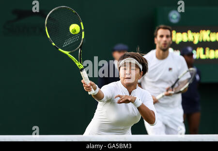 Londres, Grande-Bretagne. 2 juillet, 2016. Guillermo Duran (R) de l'Argentine et Liang Chen de Chine au cours de la compétition premier tour des doubles mixtes contre Scott Lipsky des États-Unis et Alla Kudryavtseva de la Russie lors de la Tennis de Wimbledon à Londres, la Grande-Bretagne, le 2 juillet 2016. Guillermo Duran et Liang Chen perd le match 1-2. Credit : Tang Shi/Xinhua/Alamy Live News Banque D'Images