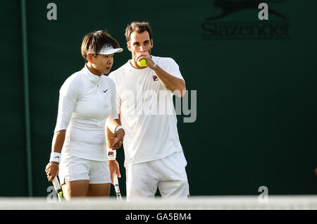 Londres, Grande-Bretagne. 2 juillet, 2016. Guillermo Duran (R) de l'Argentine parle à Liang Chen de Chine au cours de la première série de match contre Scott Lipsky des États-Unis et Alla Kudryavtseva de la Russie lors de la Tennis de Wimbledon à Londres, la Grande-Bretagne, le 2 juillet 2016. Guillermo Duran et Liang Chen perd le match 1-2. Credit : Tang Shi/Xinhua/Alamy Live News Banque D'Images