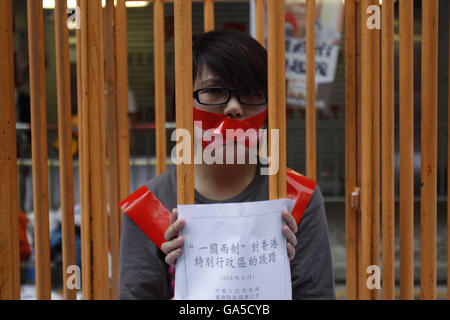 1 juillet 2014 - Le rapport annuel publié par la Hong Kong Journalists Association © Liau Chung Ren/ZUMA/Alamy Fil Live News Banque D'Images