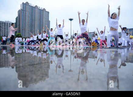Shanghai, Chine, province du Hunan. 3 juillet, 2016. Les amateurs de yoga yoga à l'effectuer en place Wuling Chenzhou, province de Hunan, en Chine centrale, le 3 juillet 2016. Crédit : Li Ke/Xinhua/Alamy Live News Banque D'Images