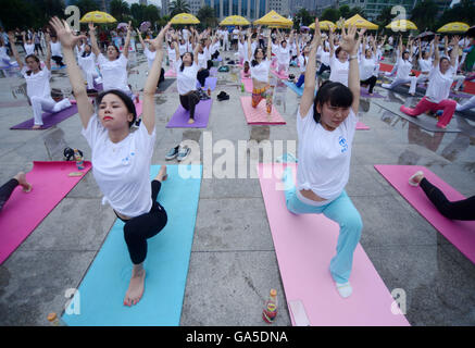 Shanghai, Chine, province du Hunan. 3 juillet, 2016. Les amateurs de yoga yoga à l'effectuer en place Wuling Chenzhou, province de Hunan, en Chine centrale, le 3 juillet 2016. Crédit : Li Ke/Xinhua/Alamy Live News Banque D'Images