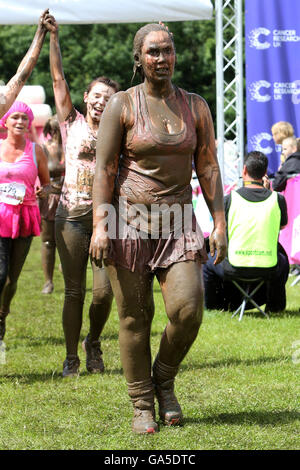 Brighton, UK. 06Th Juillet, 2016. La race pour la vie Jolie événement boueux à Stanmer Park à Brighton, East Sussex, aujourd'hui, dimanche 3 juillet 2016. Sur la photo, c'est l'action de l'événement. Crédit : Sam Stephenson/Alamy Live News Banque D'Images