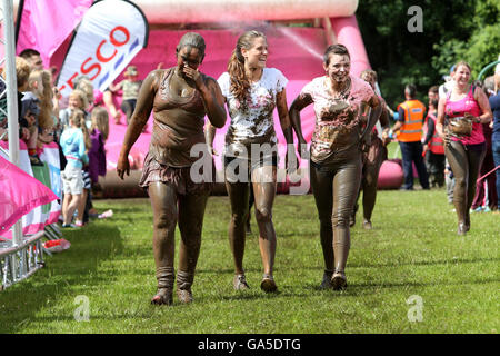 Brighton, UK. 06Th Juillet, 2016. La race pour la vie Jolie événement boueux à Stanmer Park à Brighton, East Sussex, aujourd'hui, dimanche 3 juillet 2016. Sur la photo, c'est l'action de l'événement. Crédit : Sam Stephenson/Alamy Live News Banque D'Images