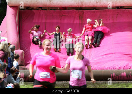 Brighton, UK. 06Th Juillet, 2016. La race pour la vie Jolie événement boueux à Stanmer Park à Brighton, East Sussex, aujourd'hui, dimanche 3 juillet 2016. Sur la photo, c'est l'action de l'événement. Crédit : Sam Stephenson/Alamy Live News Banque D'Images