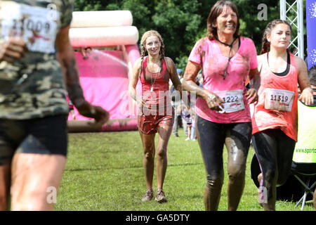 Brighton, UK. 06Th Juillet, 2016. La race pour la vie Jolie événement boueux à Stanmer Park à Brighton, East Sussex, aujourd'hui, dimanche 3 juillet 2016. Sur la photo, c'est l'action de l'événement. Crédit : Sam Stephenson/Alamy Live News Banque D'Images