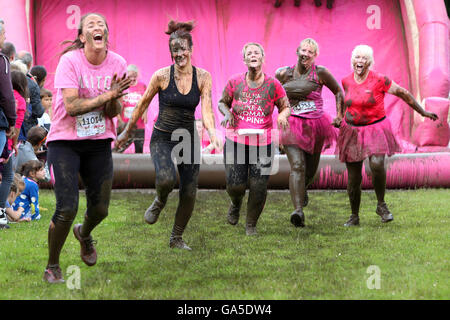 Brighton, UK. 06Th Juillet, 2016. La race pour la vie Jolie événement boueux à Stanmer Park à Brighton, East Sussex, aujourd'hui, dimanche 3 juillet 2016. Sur la photo, c'est l'action de l'événement. Crédit : Sam Stephenson/Alamy Live News Banque D'Images