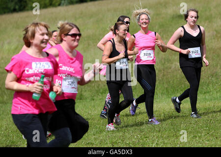 Brighton, UK. 06Th Juillet, 2016. La race pour la vie Jolie événement boueux à Stanmer Park à Brighton, East Sussex, aujourd'hui, dimanche 3 juillet 2016. Sur la photo, c'est l'action de l'événement. Crédit : Sam Stephenson/Alamy Live News Banque D'Images