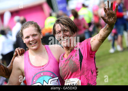 Brighton, UK. 06Th Juillet, 2016. La race pour la vie Jolie événement boueux à Stanmer Park à Brighton, East Sussex, aujourd'hui, dimanche 3 juillet 2016. Sur la photo, c'est l'action de l'événement. Crédit : Sam Stephenson/Alamy Live News Banque D'Images