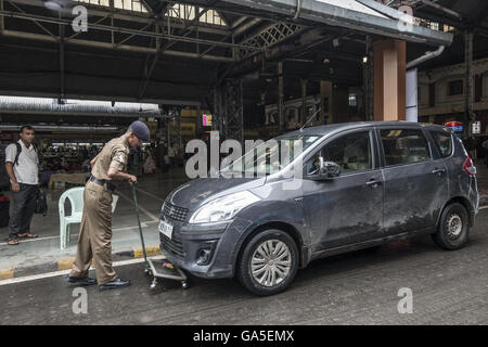 (160703) -- KOLKATA (Inde), 3 juillet 2016 (Xinhua) -- un Indien du personnel de sécurité vérifie une voiture à la gare de Kolkata, capitale de l'Est de l'état indien du Bengale occidental, le 3 juillet 2016. L'attaque terroriste dans un café dans la capitale du Bangladesh Dhaka de vendredi soir a créé une panique dans l'état de l'Est de l'Inde de l'ouest du Bengale et certains états du Nord-Est. Les frontières internationales avec le Bangladesh ont été scellés samedi par l'Inde et de la Force de sécurité (FSB) et plusieurs membres ont été mis en alerte par Ministère de l'intérieur. (Xinhua/Tumpa Mondal) (zjy) Banque D'Images