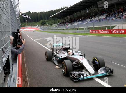 Spielberg, en Autriche. 06Th Juillet, 2016. La Mercedes de Lewis Hamilton d'Angleterre passe la ligne d'arrivée pour gagner le Grand Prix de Formule 1 de l'Autriche lors du Red Bull Ring de Spielberg, hippodrome, dans le sud de l'Autriche, dimanche, Juillet 3, 2016. Photo : Ronald Zak/dpa/Alamy Live News Banque D'Images