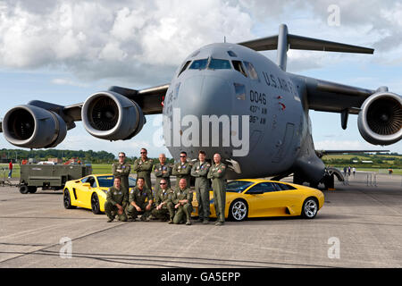 Yeovilton, Somerset, Royaume-Uni. 2 juillet, 2016.L'équipage du C-17 Globemaster 3 à partir de la 315e Escadre de transport aérien d'une base commune à Charleston, Caroline du Sud, posent pour une photo en face de leurs avions à la Royal Naval Air Station de la Journée de l'air de Yeovilton 2016 Crédit : Andrew Harker/Alamy Live News Banque D'Images