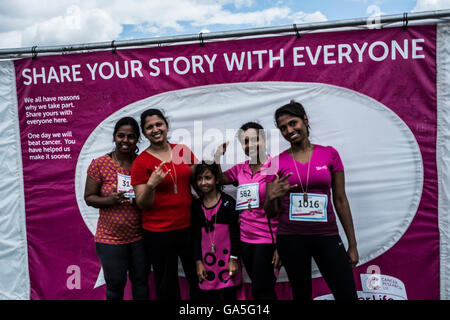 Londres, Royaume-Uni. 3 juillet, 2016. Des centaines de coureurs participent à un 5 km de course à l'appui de Cancer Research UK's Race for Life à Blackheath Common. Credit : claire doherty/Alamy Live News Banque D'Images