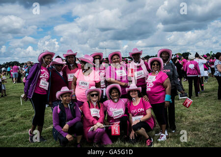 Londres, Royaume-Uni. 3 juillet, 2016. Des centaines de coureurs participent à un 5 km de course à l'appui de Cancer Research UK's Race for Life à Blackheath Common. Credit : claire doherty/Alamy Live News Banque D'Images