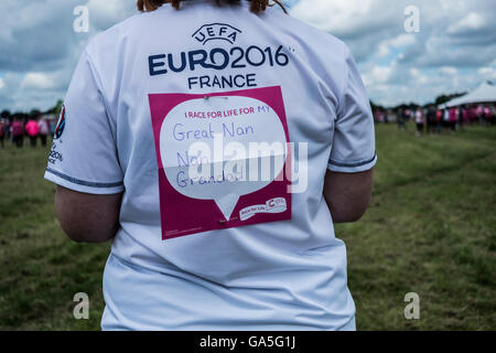 Londres, Royaume-Uni. 3 juillet, 2016. Des centaines de coureurs participent à un 5 km de course à l'appui de Cancer Research UK's Race for Life à Blackheath Common. Credit : claire doherty/Alamy Live News Banque D'Images