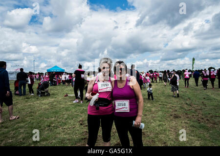 Londres, Royaume-Uni. 3 juillet, 2016. Des centaines de coureurs participent à un 5 km de course à l'appui de Cancer Research UK's Race for Life à Blackheath Common. Credit : claire doherty/Alamy Live News Banque D'Images