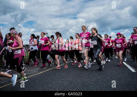 Londres, Royaume-Uni. 3 juillet, 2016. Des centaines de coureurs participent à un 5 km de course à l'appui de Cancer Research UK's Race for Life à Blackheath Common. Credit : claire doherty/Alamy Live News Banque D'Images