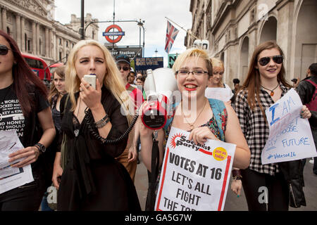 Londres, Royaume-Uni. 3 juillet, 2016. Voix pour 16. Une petite manifestation a été exécuté à Londres aujourd'hui à exiger le vote pour les jeunes de 16 ans et plus organisé et dirigé par un groupe de jeunes. Crédit : Jane Campbell/Alamy Live News Banque D'Images