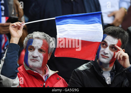 Saint-Denis, France. 06Th Juillet, 2016. Les partisans de la France avant de l'UEFA EURO 2016 football match de quart de finale entre la France et l'Islande au Stade de France à Saint-Denis, France, 03 juillet 2016. Photo : Peter Kneffel/dpa/Alamy Live News Banque D'Images